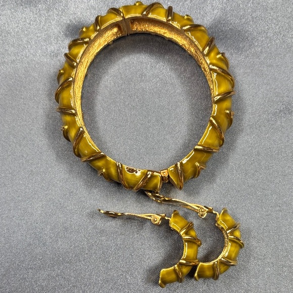 Kenneth Jay Lane Gold and Yellow Bracelet - Picture 2 of 3